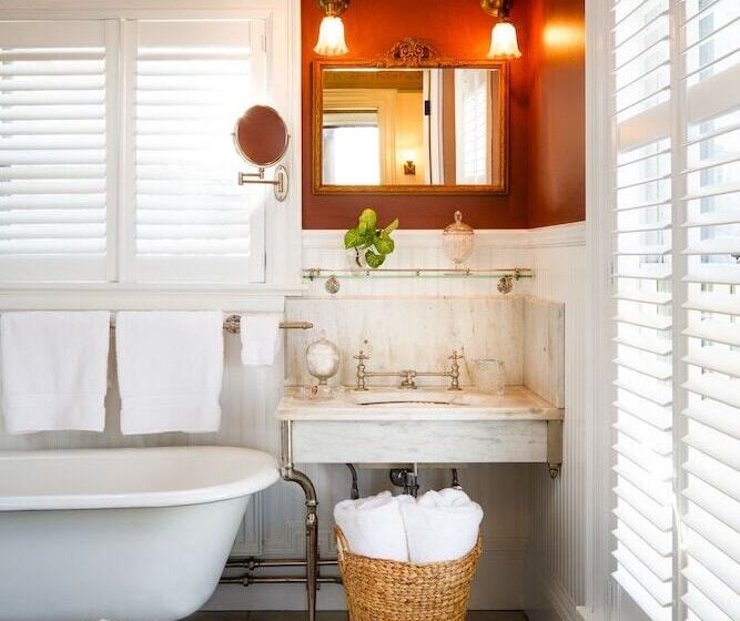 مبيت وإفطار The Lady Mary Inn