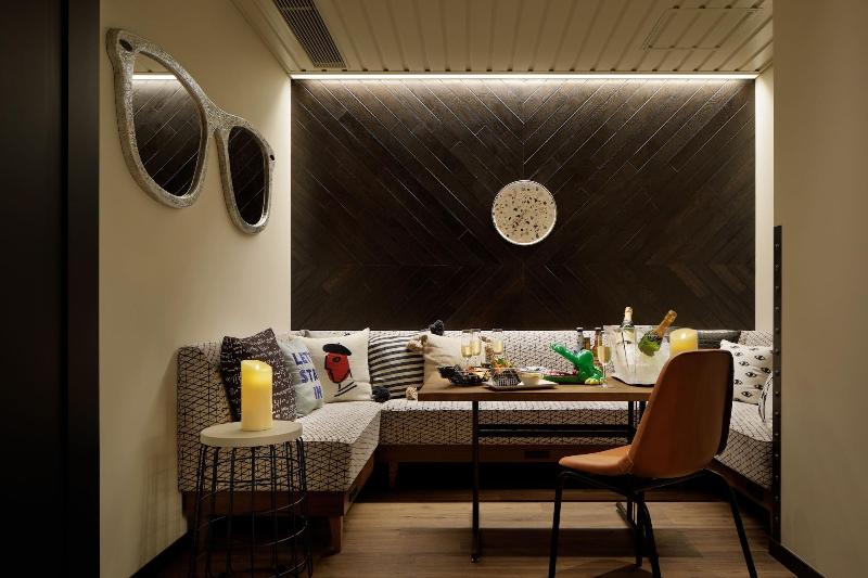 ホテル Moxy Osaka Shin Umeda