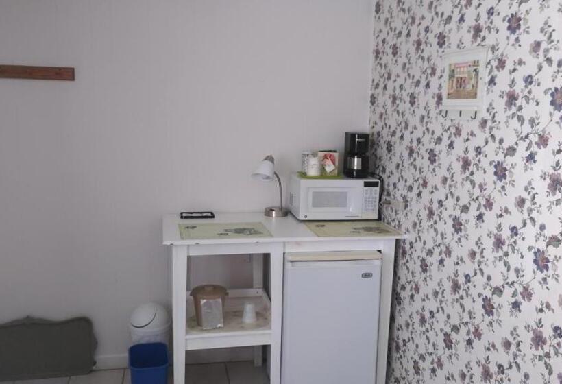 فندق على الطريق Midway Lodging