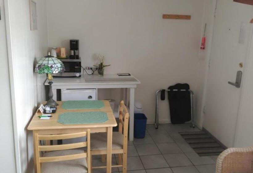 فندق على الطريق Midway Lodging