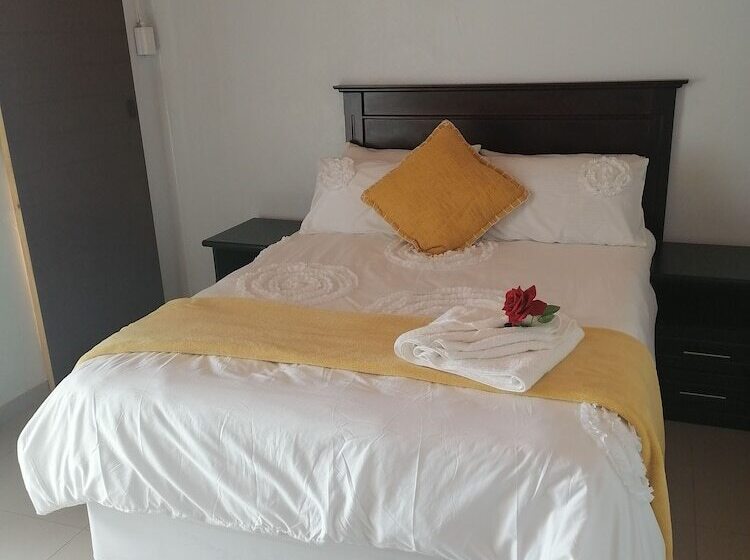 פנסיון Rose And Thorn Guesthouse   Adults Only