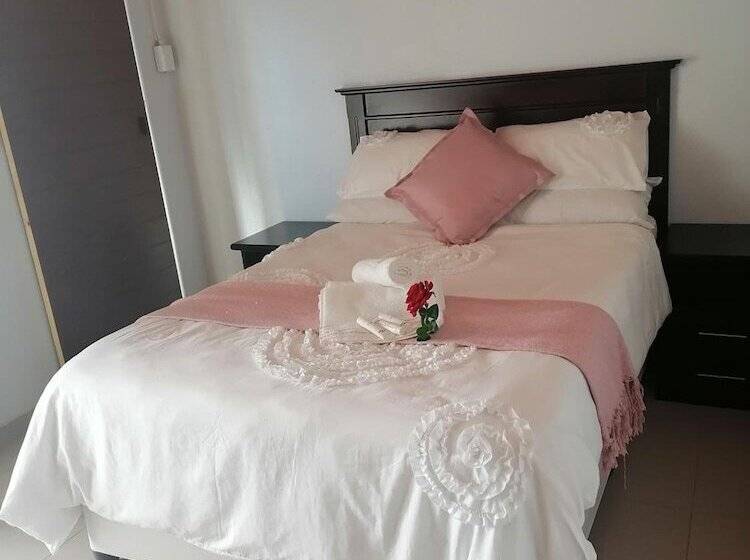 펜션 Rose And Thorn Guesthouse   Adults Only