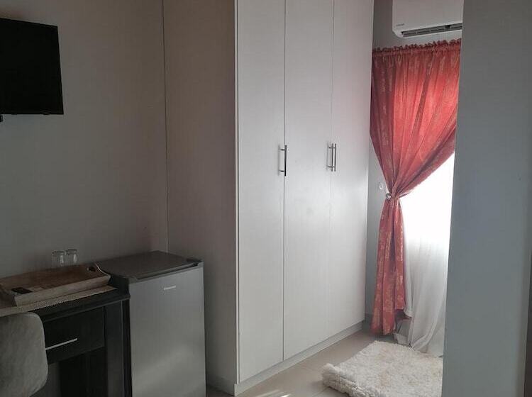 פנסיון Rose And Thorn Guesthouse   Adults Only