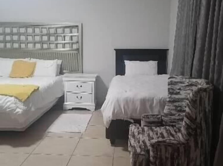 פנסיון Rose And Thorn Guesthouse   Adults Only