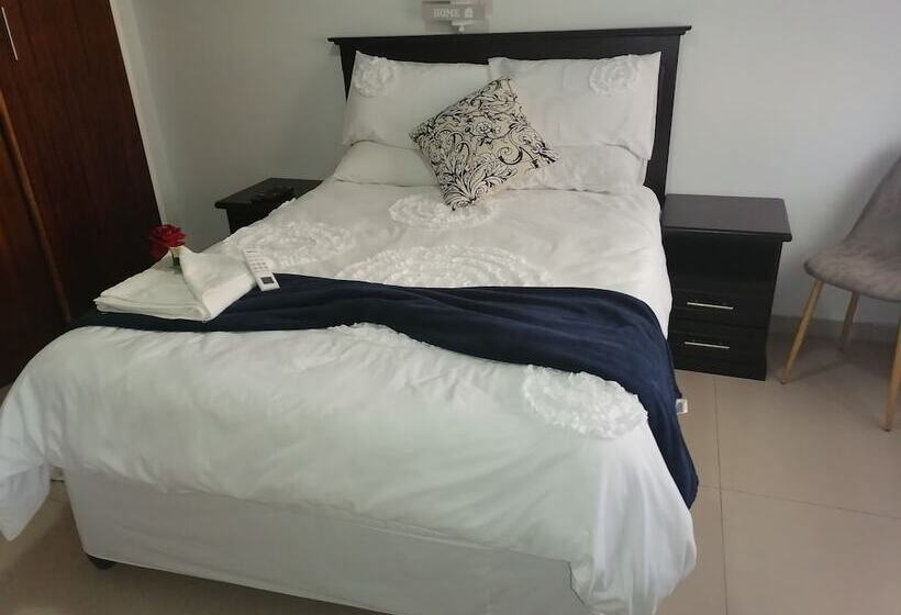 פנסיון Rose And Thorn Guesthouse   Adults Only