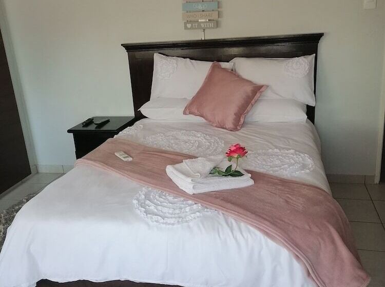 פנסיון Rose And Thorn Guesthouse   Adults Only