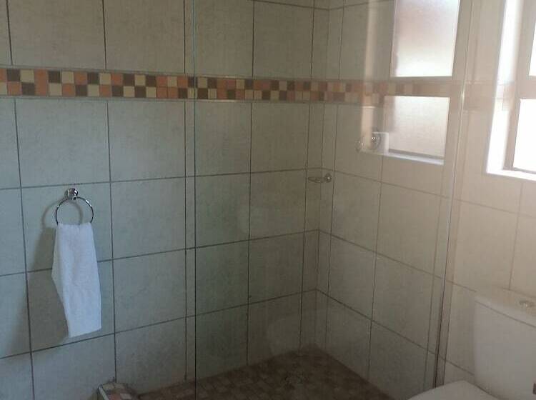 פנסיון Rose And Thorn Guesthouse   Adults Only