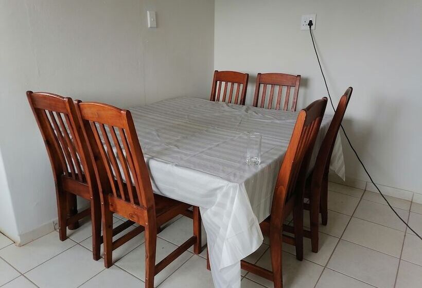 פנסיון Rose And Thorn Guesthouse   Adults Only