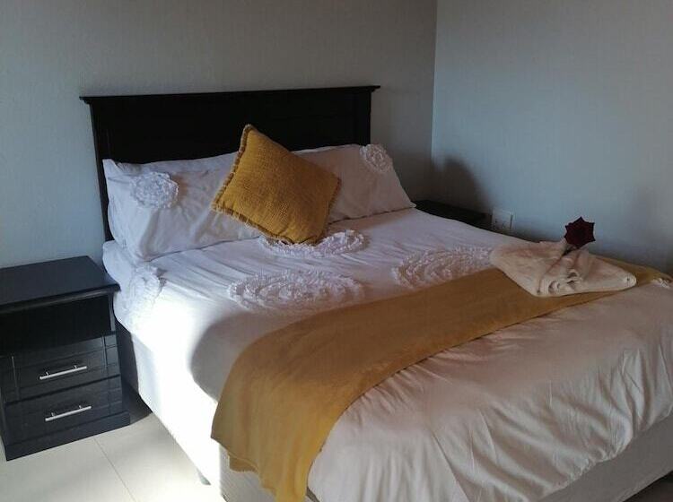 פנסיון Rose And Thorn Guesthouse   Adults Only