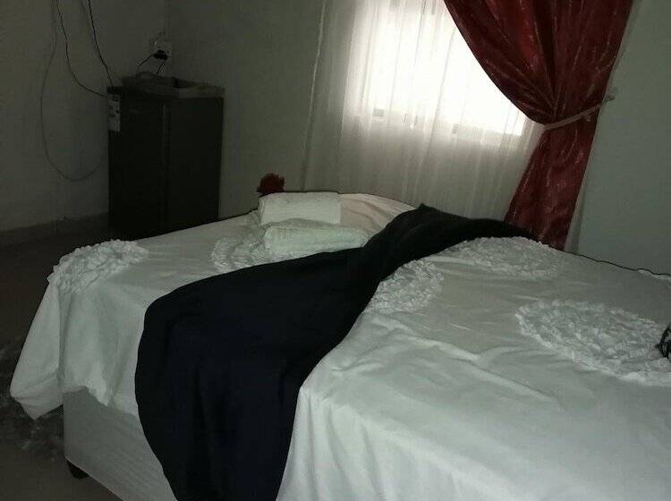 פנסיון Rose And Thorn Guesthouse   Adults Only