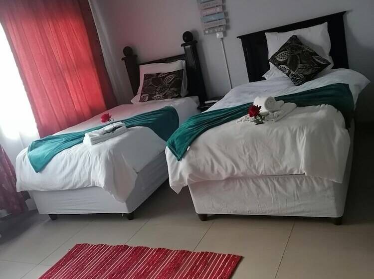 פנסיון Rose And Thorn Guesthouse   Adults Only