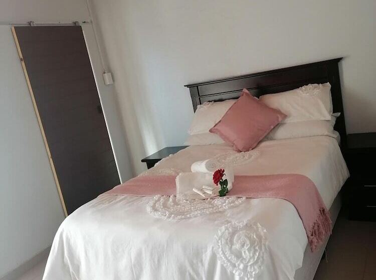 פנסיון Rose And Thorn Guesthouse   Adults Only