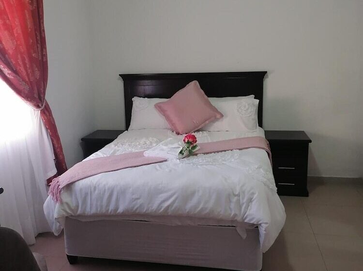 פנסיון Rose And Thorn Guesthouse   Adults Only