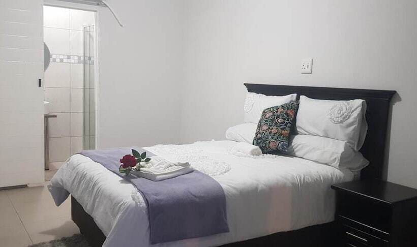 펜션 Rose And Thorn Guesthouse   Adults Only