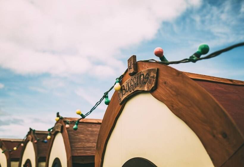 Secluded Meadow, Unique Shire Hut, Perfect Camping