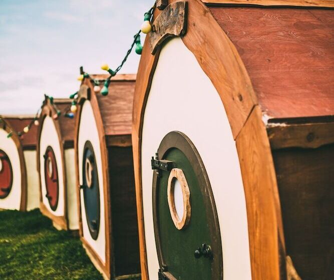 Secluded Meadow, Unique Shire Hut, Perfect Camping