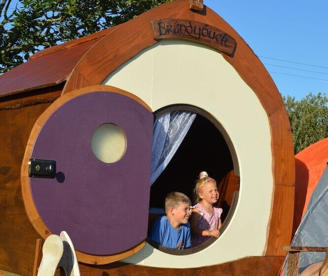 Secluded Meadow, Unique Shire Hut, Perfect Camping