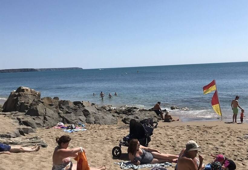 Secluded Meadow, Unique Shire Hut, Perfect Camping