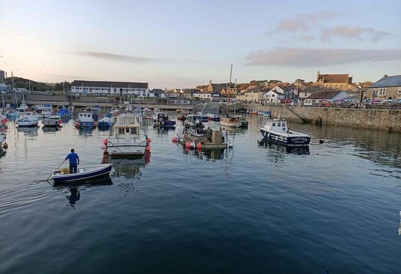 Secluded Meadow, Unique Shire Hut, Perfect Camping