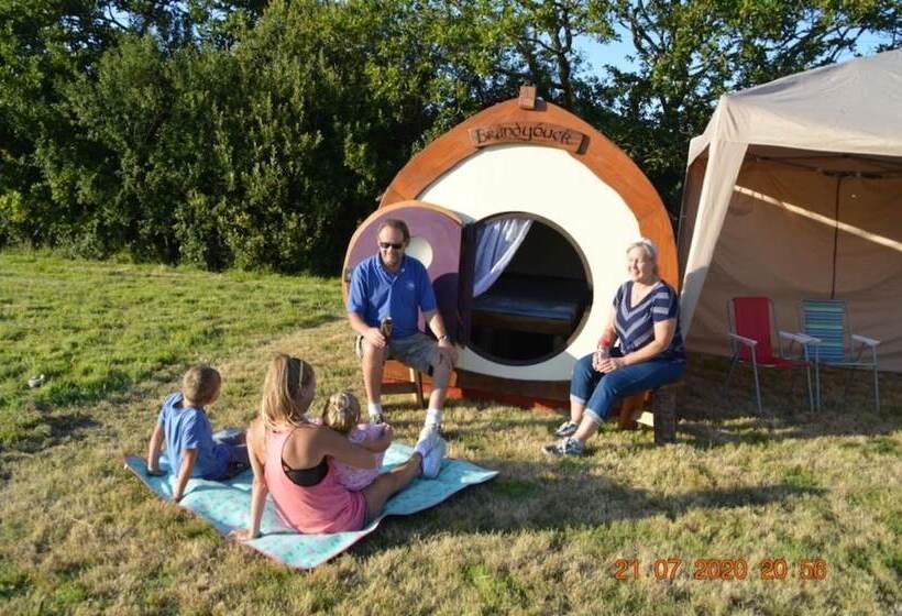 Secluded Meadow, Unique Shire Hut, Perfect Camping