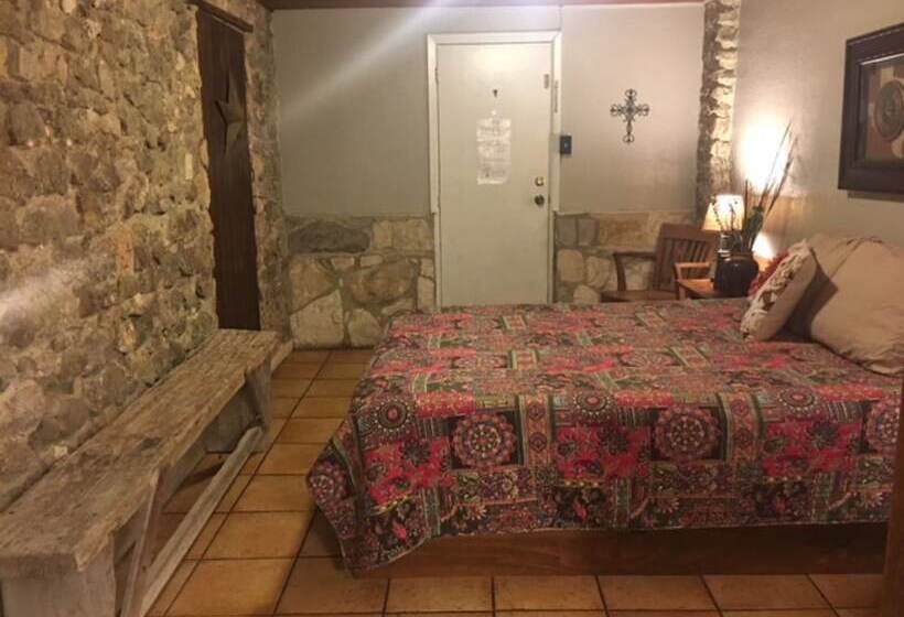 The Leakey Inn By Cmd