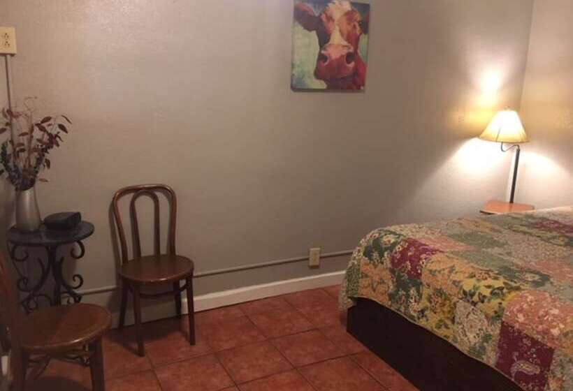 The Leakey Inn By Cmd