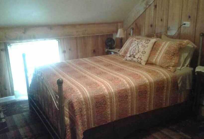 The Twin Lakes Inn