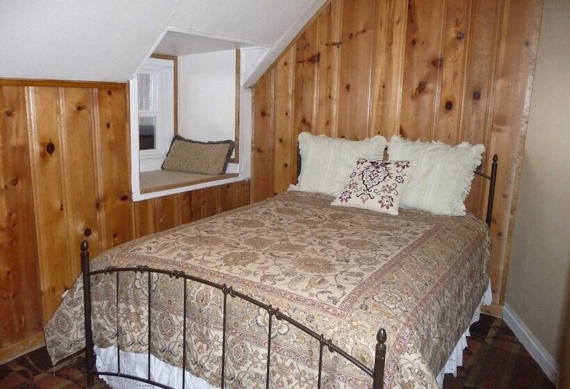 The Twin Lakes Inn