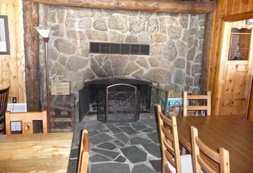 The Twin Lakes Inn