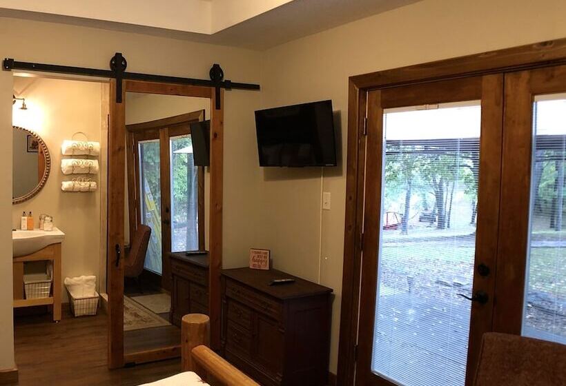 Walnut Waters Bed & Breakfast