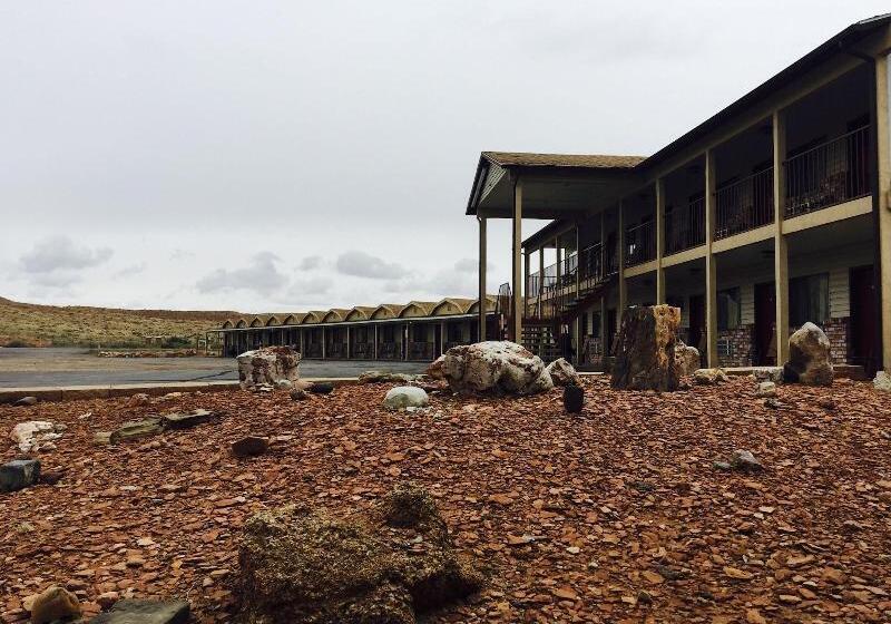 Whispering Sands Motel