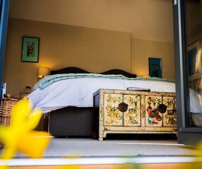 ベッドアンドブレックファースト The Room In The Garden