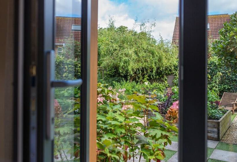 ベッドアンドブレックファースト The Room In The Garden