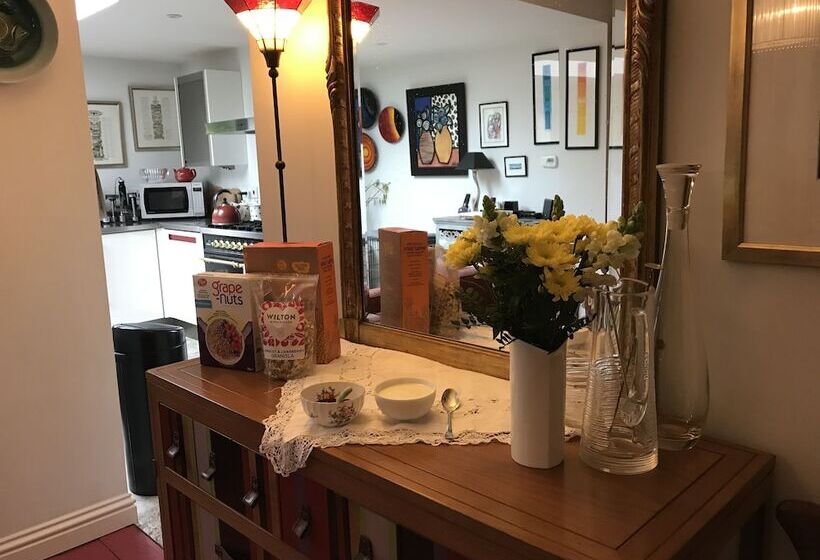 ベッドアンドブレックファースト The Room In The Garden