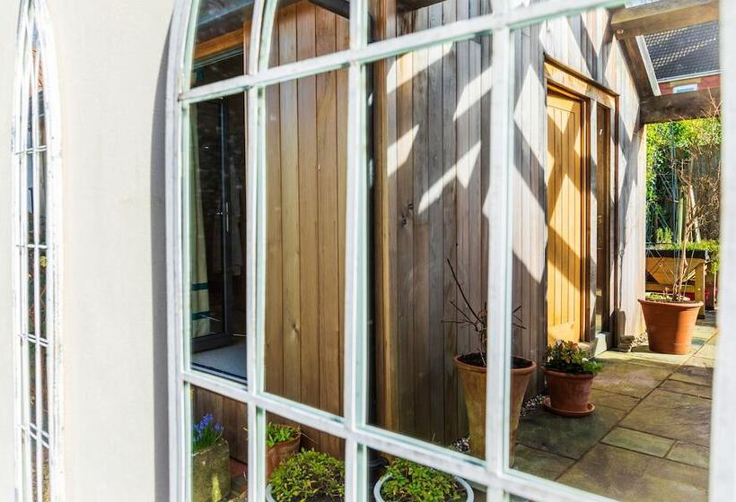 ベッドアンドブレックファースト The Room In The Garden