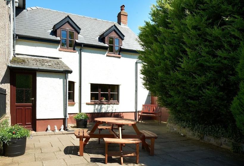 Cottage Near 16th Century Farm With Large Oak Beams & Wonderful Chimney