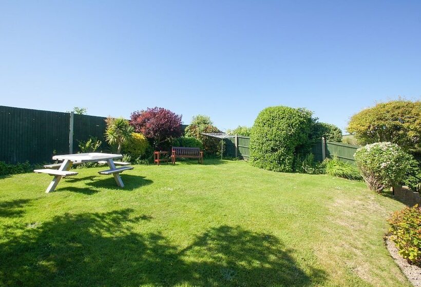 Dean Court Garden Parking By Brighton Holiday Lets