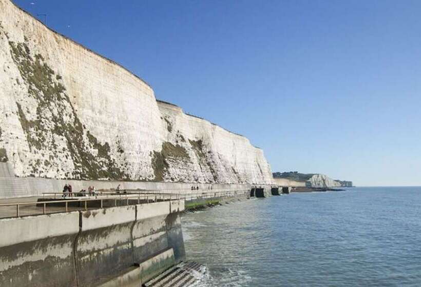 Dean Court Garden Parking By Brighton Holiday Lets