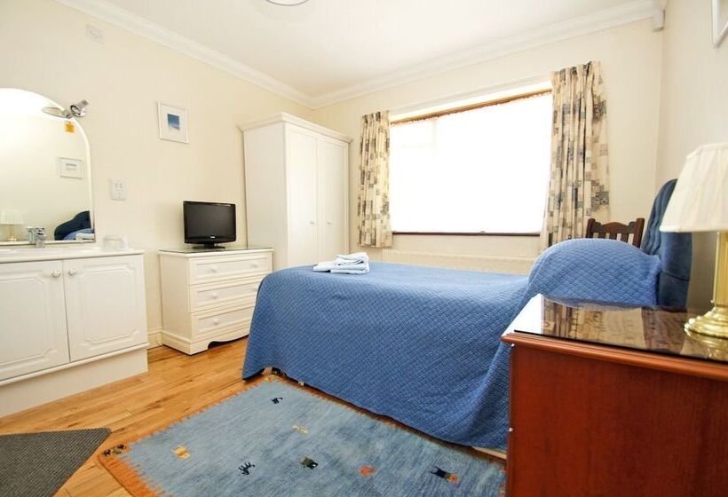 Dean Court Garden Parking By Brighton Holiday Lets