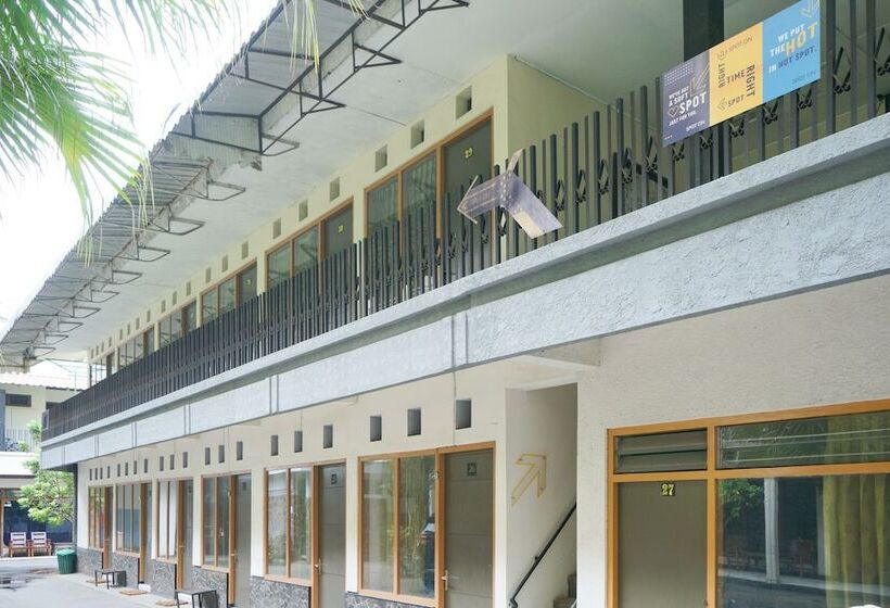 בית מלון כפרי Spot On 2090 Ratna Backpacker Syariah