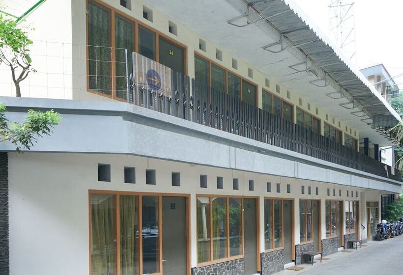 בית מלון כפרי Spot On 2090 Ratna Backpacker Syariah