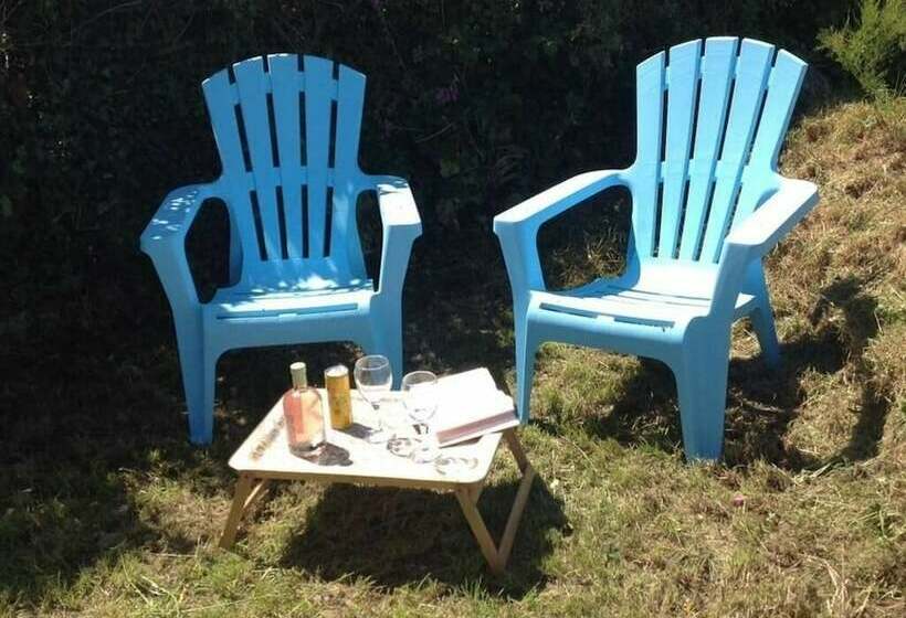 Kitty Unique 60s Caravan Set In Pretty Garden