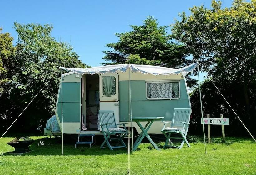 Kitty Unique 60s Caravan Set In Pretty Garden
