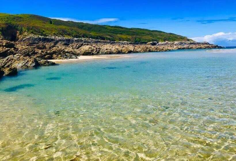 Kitty Unique 60s Caravan Set In Pretty Garden