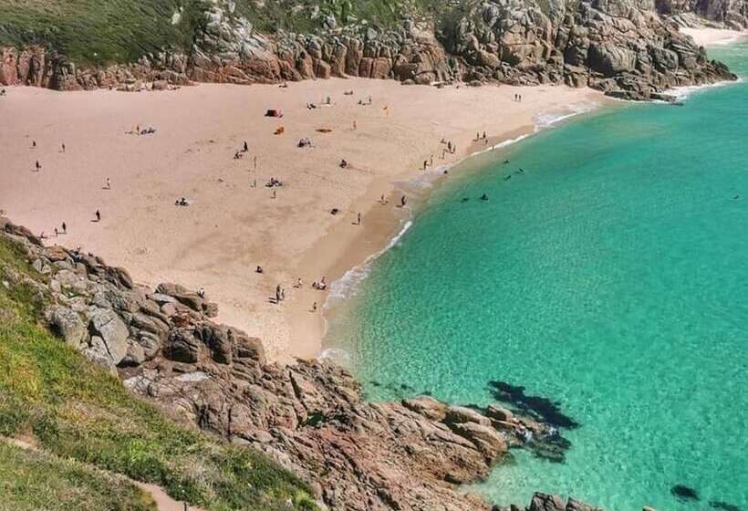 Kitty Unique 60s Caravan Set In Pretty Garden