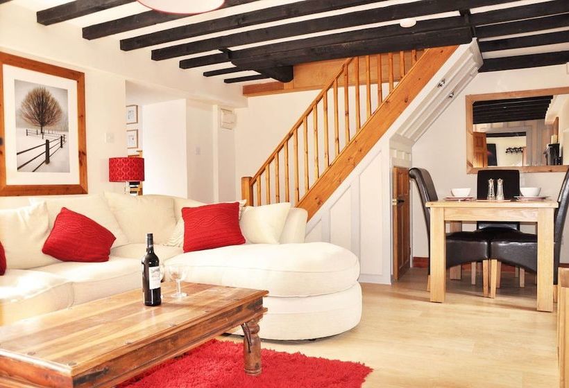 Stylish Cottage Hideaway With Oodles Of Charm Near Looe