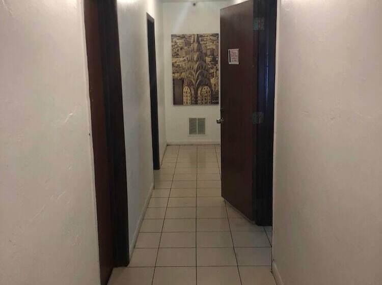 Zbunkz   Little Havana   Hostel