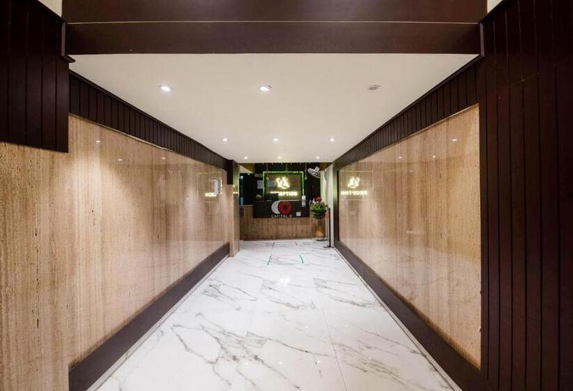 ホテル Capital O Alfa