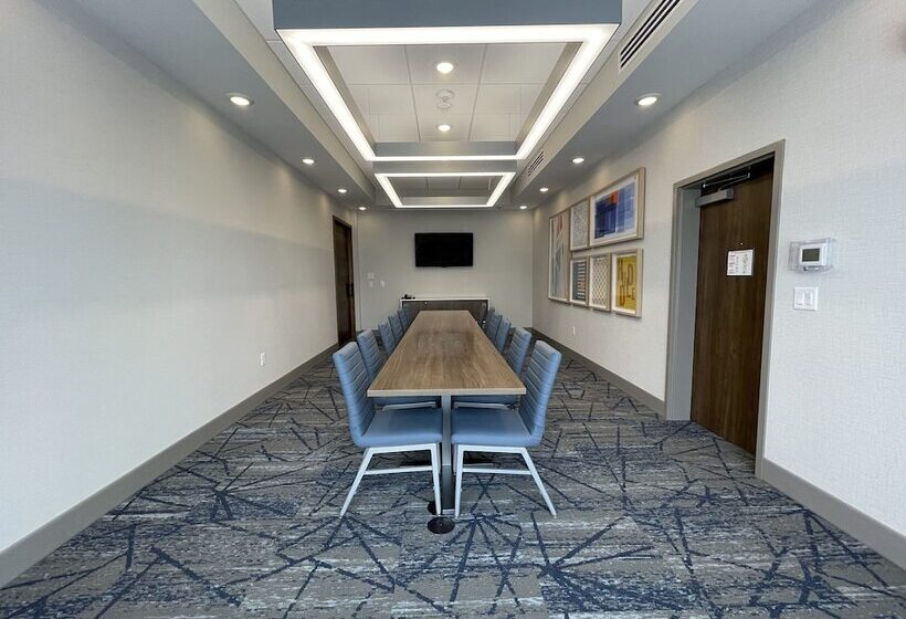 هتل Holiday Inn Express & Suites   Ft. Smith   Airport, An Ihg