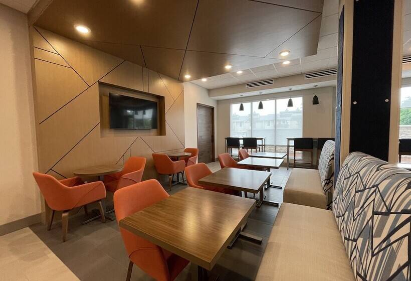 هتل Holiday Inn Express & Suites   Ft. Smith   Airport, An Ihg